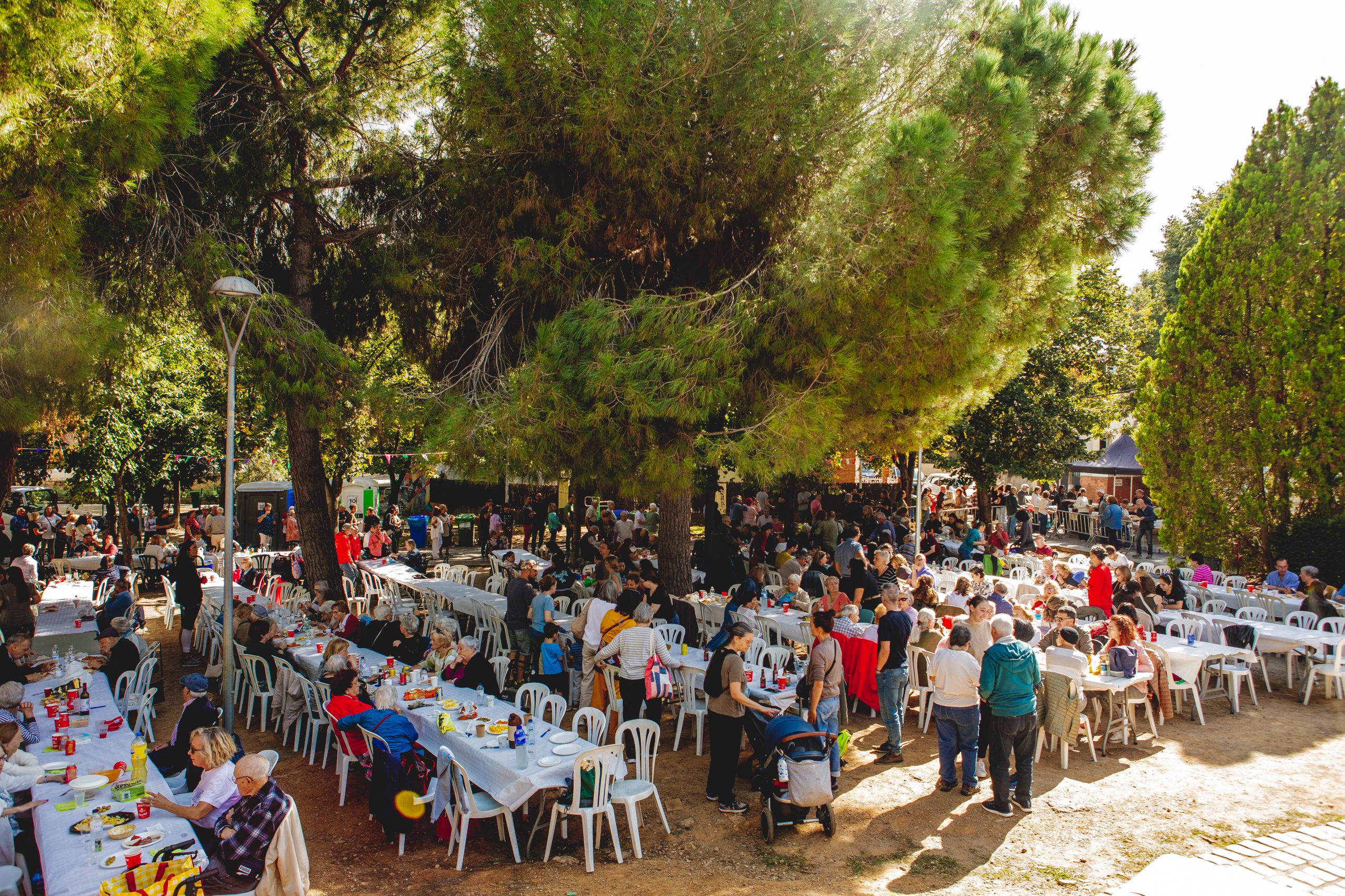 Unes 350 persones han participat en la paella popular FOTO: Joan Arribas (TOT Sant Cugat) 