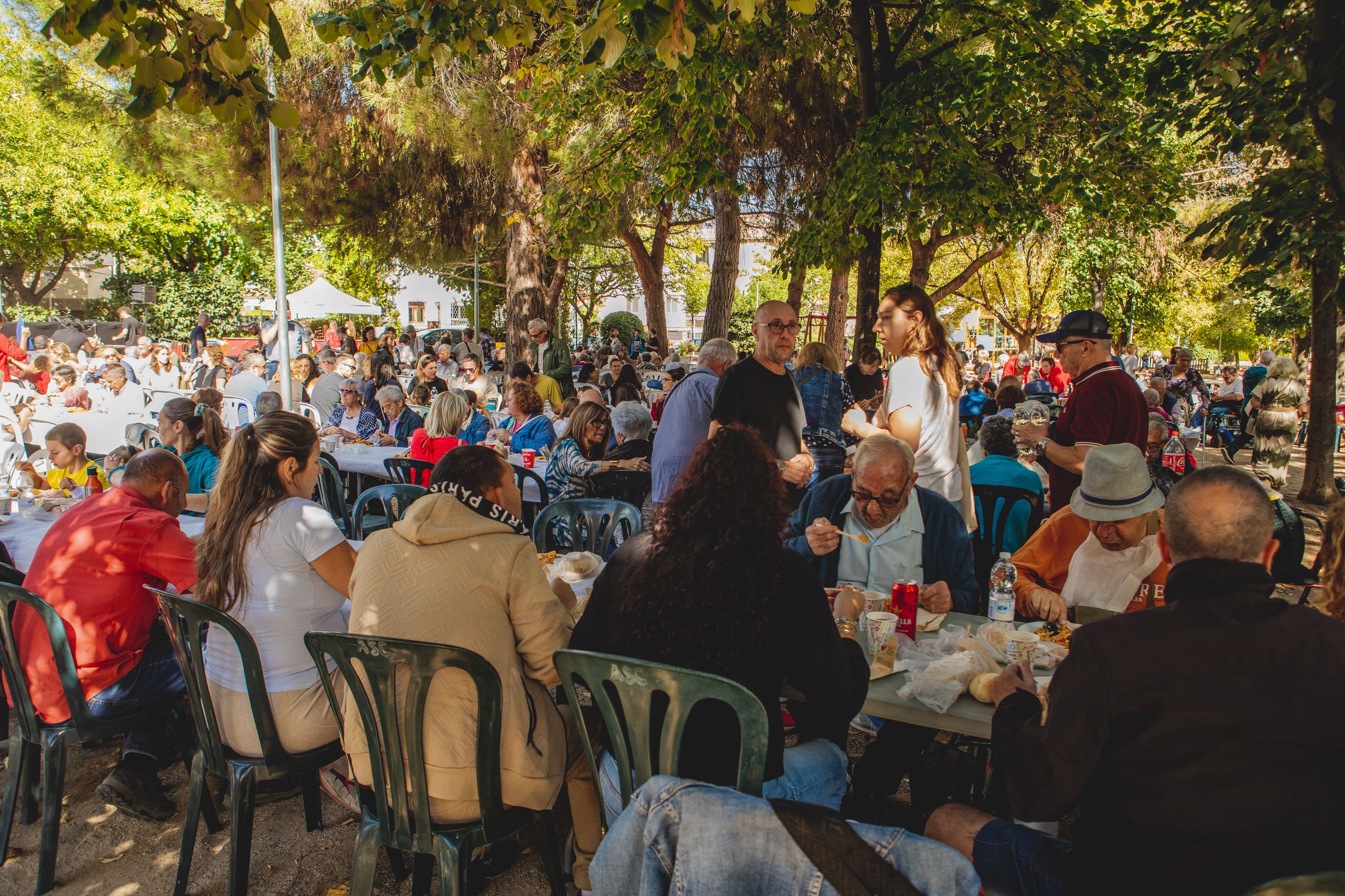 Unes 350 persones han participat en la paella popular FOTO: Joan Arribas (TOT Sant Cugat) 