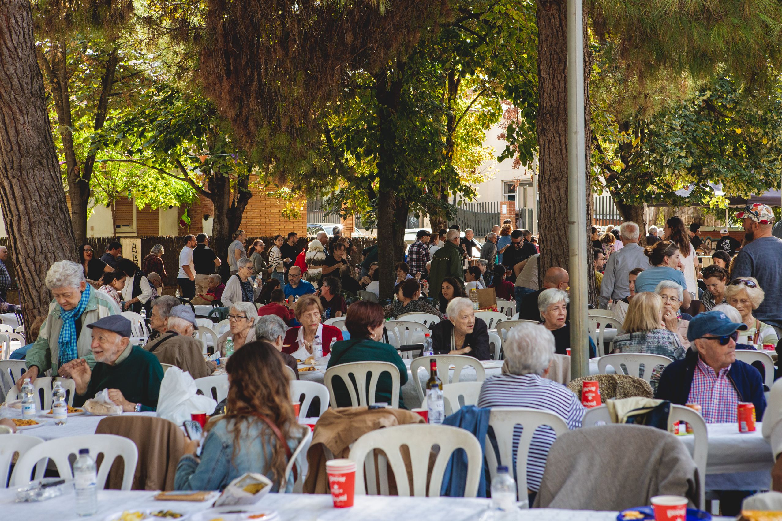 Unes 350 persones han participat en la paella popular FOTO: Joan Arribas (TOT Sant Cugat) 