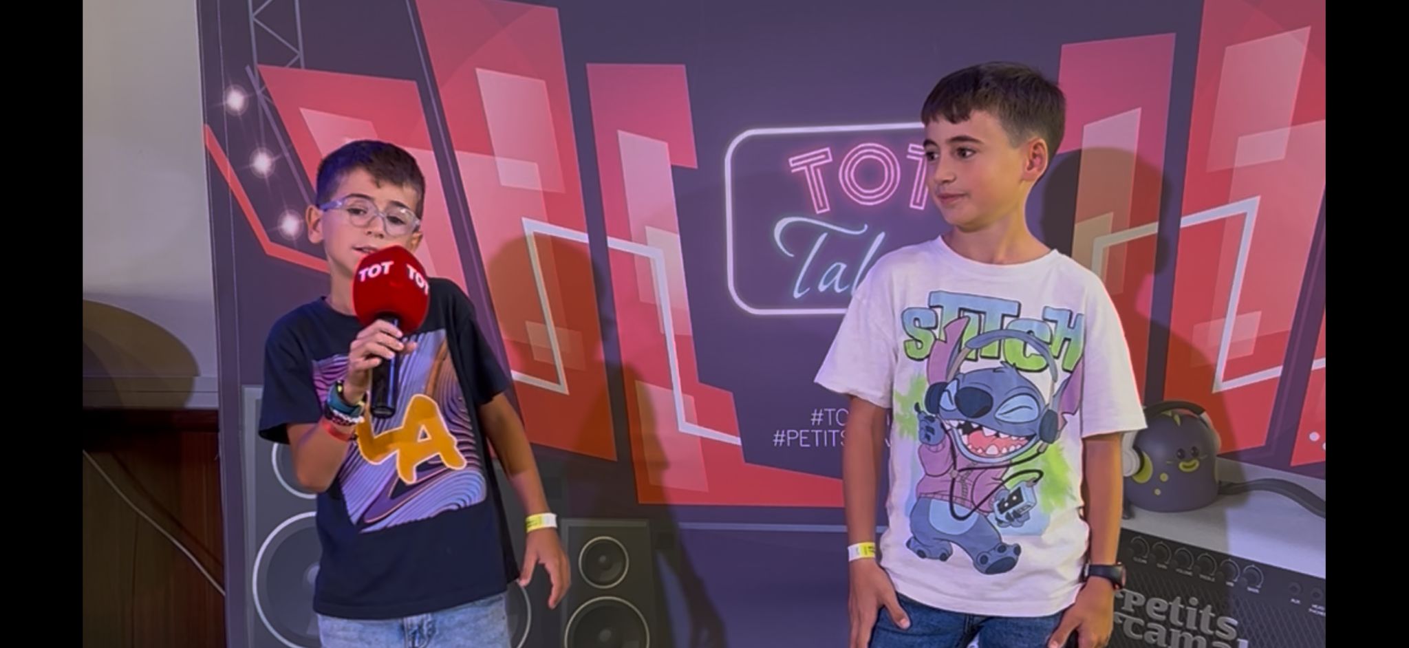 Marc Molina, a l'esuerra de la imatge, durant la seva actuació al TOT Talent 2025 FOTO: Cedida