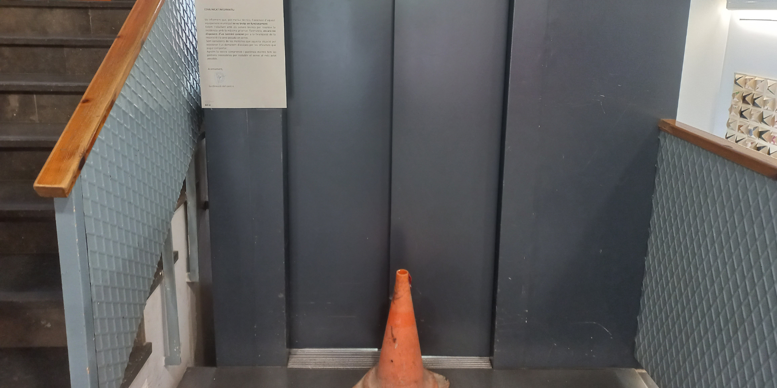 L'ascensor de la Casa de Cultura no funciona. FOTO: TOT Sant Cugat