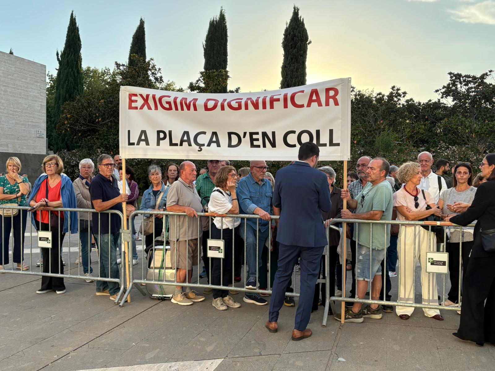 Veïns de la plaça d'en Coll s'han manifestat davant el Teatre-Auditori Emma Vilarasau. FOTO: TOT Sant Cugat