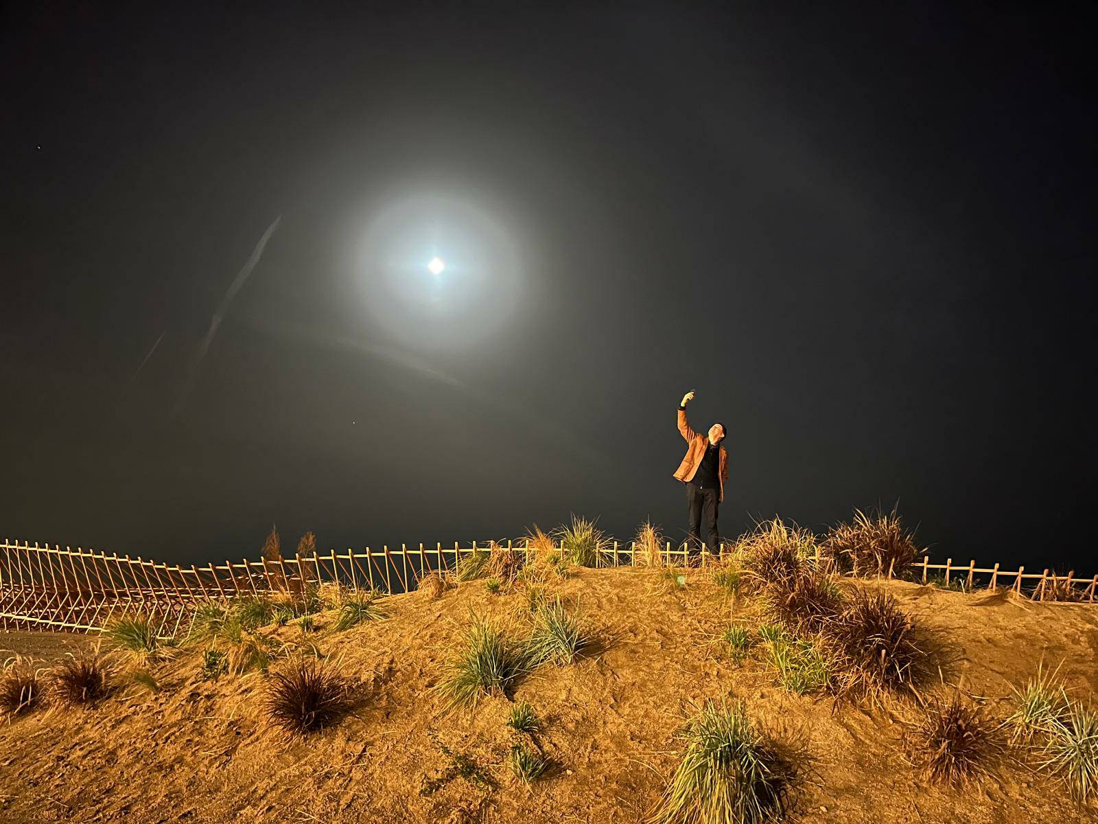Et regalo‚ la lluna! - Platja de Badalona, davant de les tres xemeneies. FOTO: Pablo Beceiro