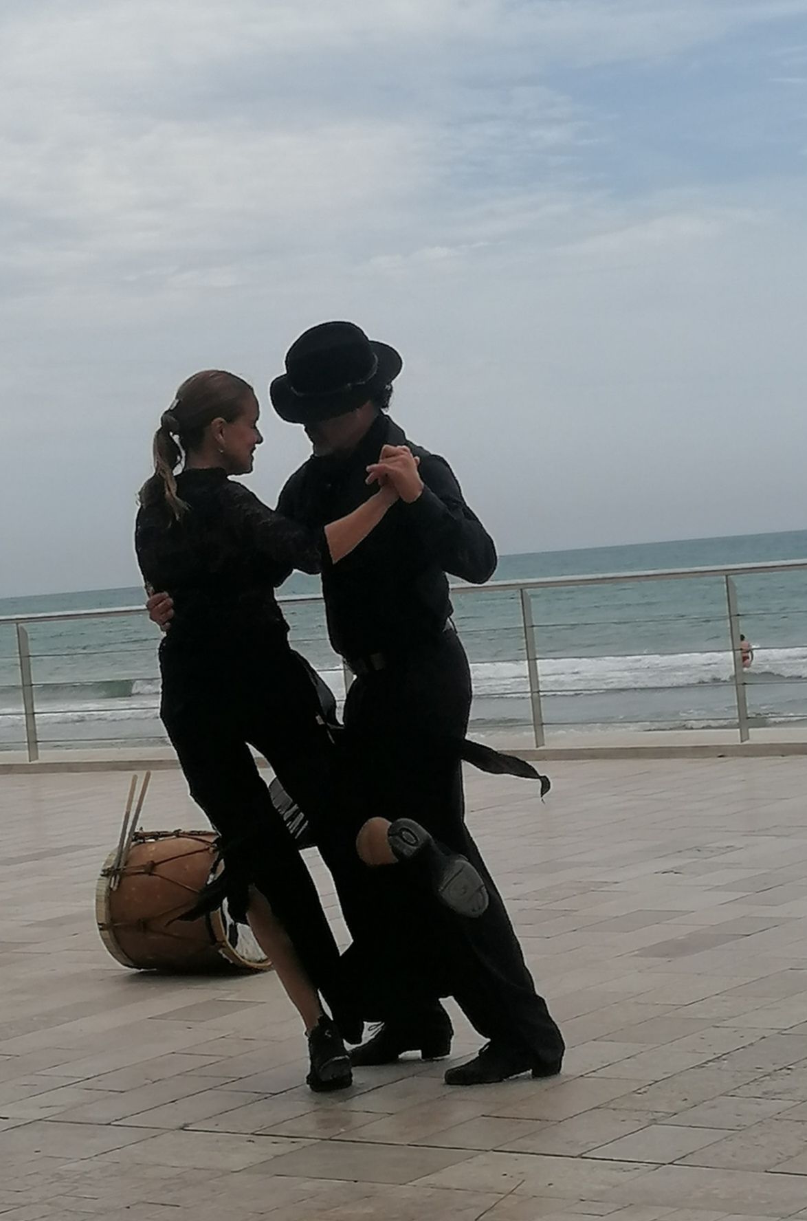 Bailando en la playa - Sitges FOTO: Roswitha Frebault 