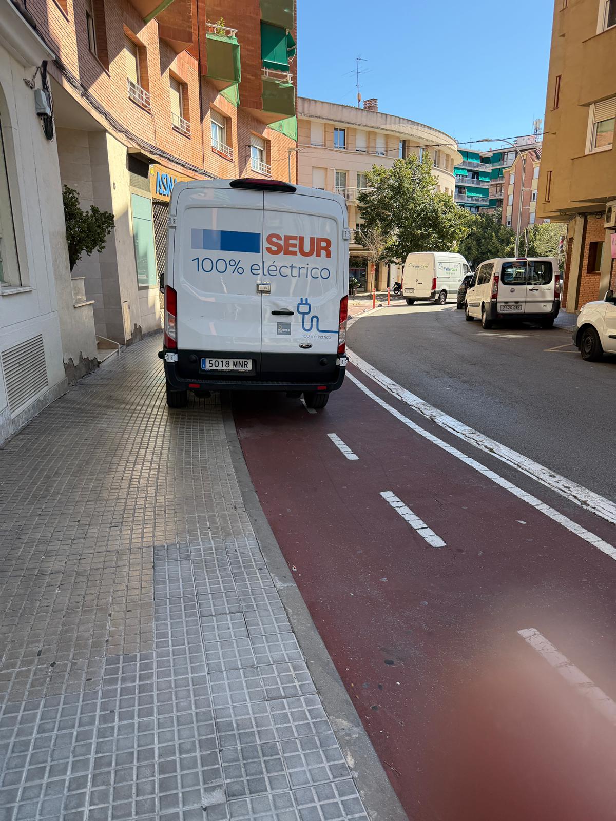 Vehicles aparcats al carril bici. FOTO: Toni Garcia