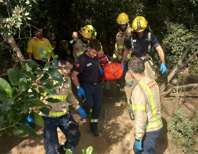 Els Bombers rescaten una persona que ha patit un accident a Collserola. FOTO: Bombers