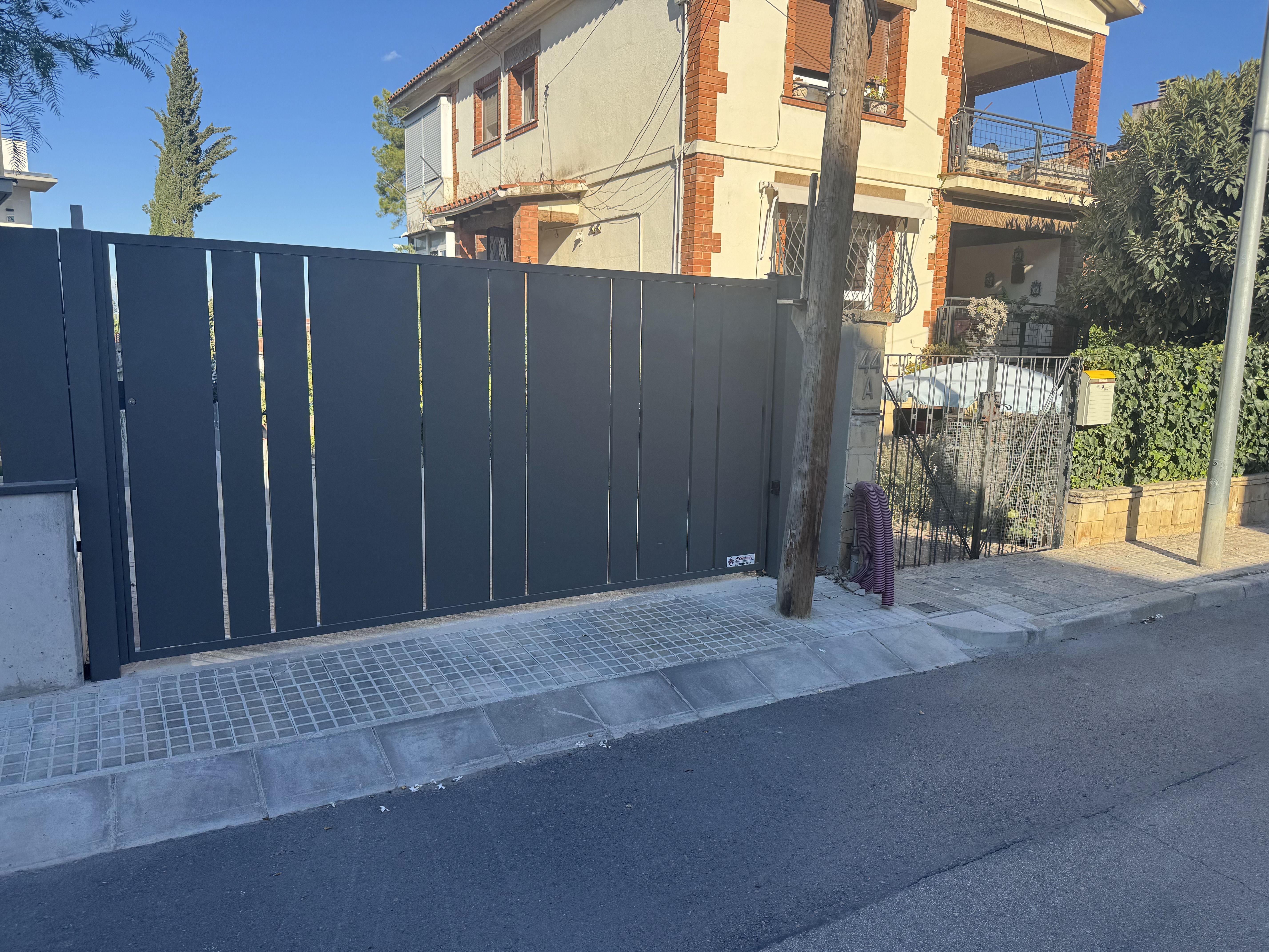 Pal de fusta al carrer d’Abella 46‑48. FOTO: TOT Sant Cugat