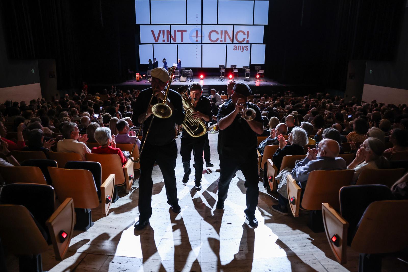 'L’humor i la festa', espectacle inaugural del Festival Nacional de Poesia. FOTO: Ajuntament