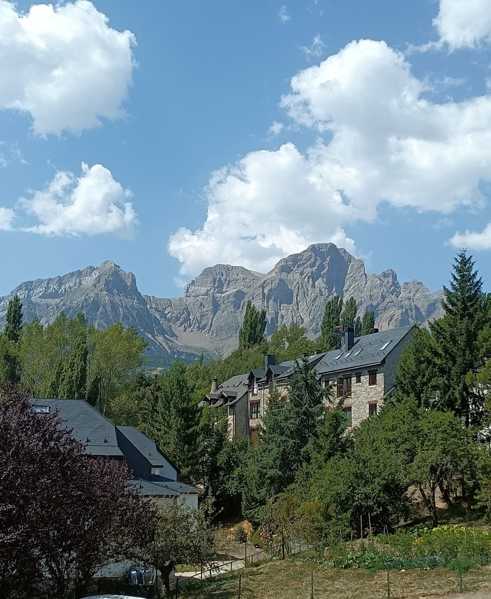 Dona de pedra estirada - Osca FOTO: Òscar Morales