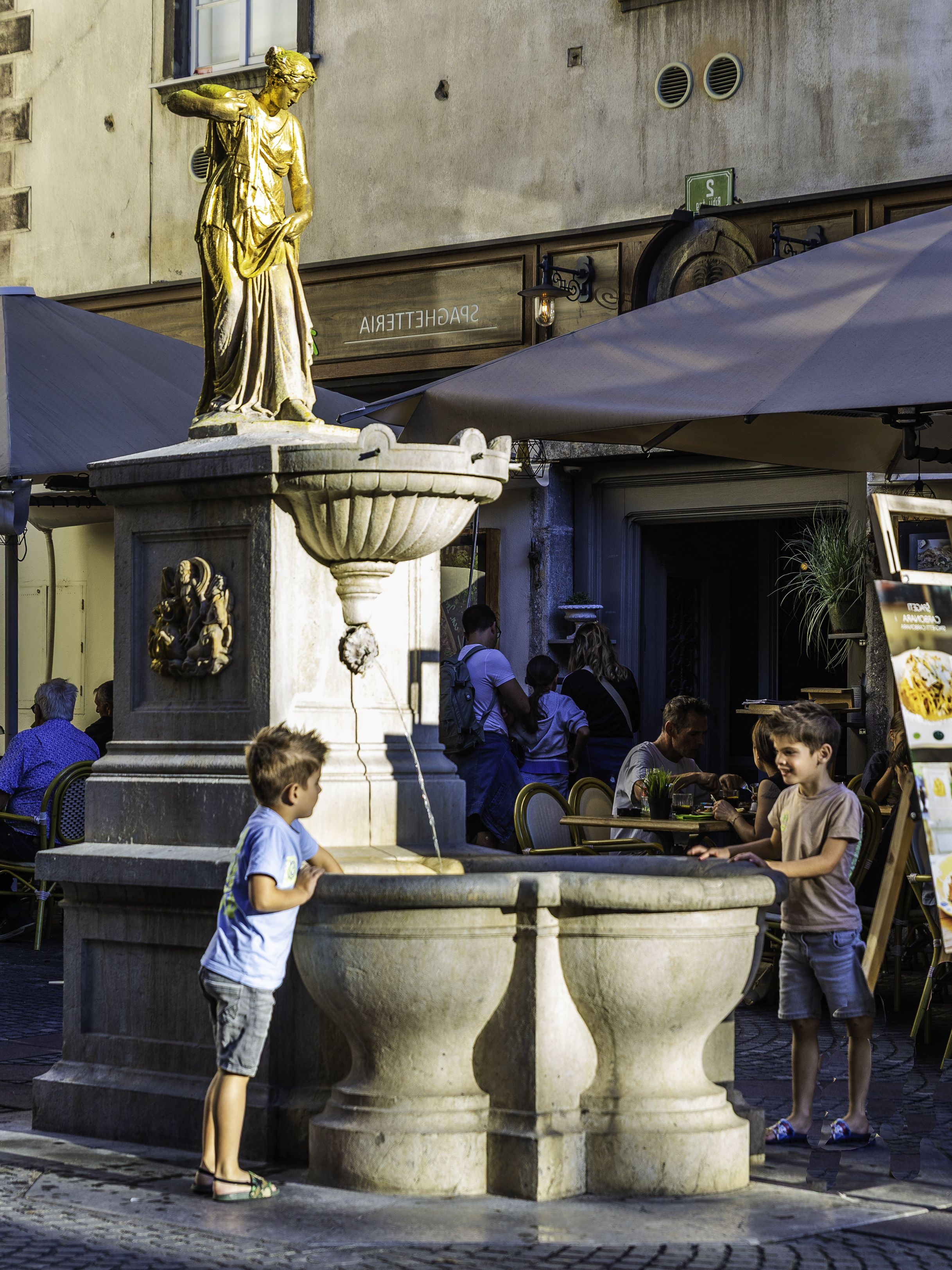 Els nens jugant a la font - Ljubljana, Eslovènia FOTO: Carlos Quintana Francia
