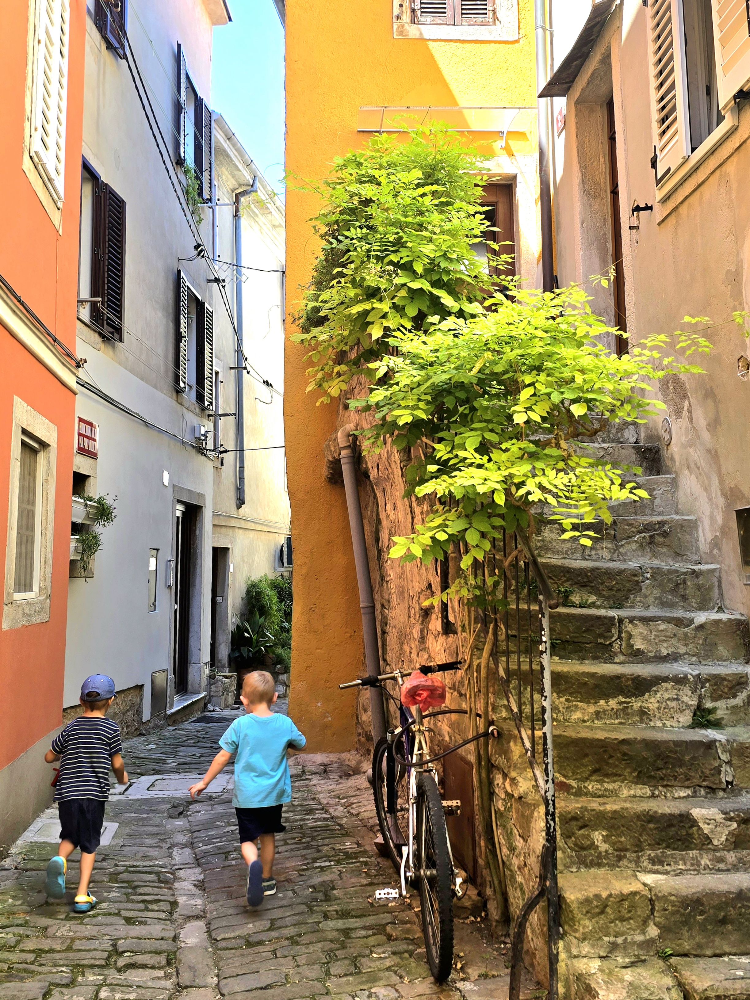 Els nens corrent pel carrer - Piran, Eslovènia FOTO: Carles Quintana Fernández