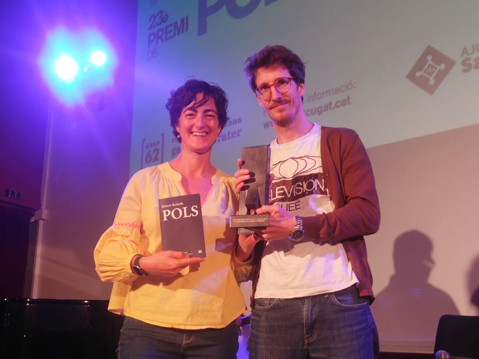 El poeta Ramon Boixeda ha rebut el 23è Premi de Poesia Sant Cugat a la memòria de Gabriel Ferrater, que ha estat entregat per la regidora de Cultura, Núria Escamilla. FOTO: TOT