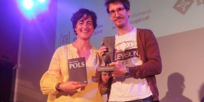 El poeta Ramon Boixeda ha rebut el 23è Premi de Poesia Sant Cugat a la memòria de Gabriel Ferrater, que ha estat entregat per la regidora de Cultura, Núria Escamilla. FOTO: TOT