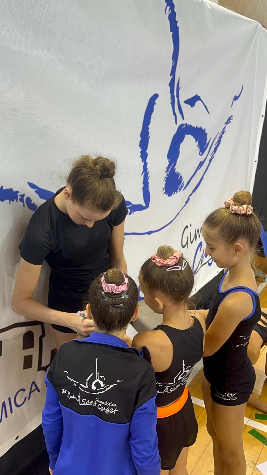 Darja Varfolomeev signant instruments i postals a les més petites del club. FOTO: Lluna Fabregat