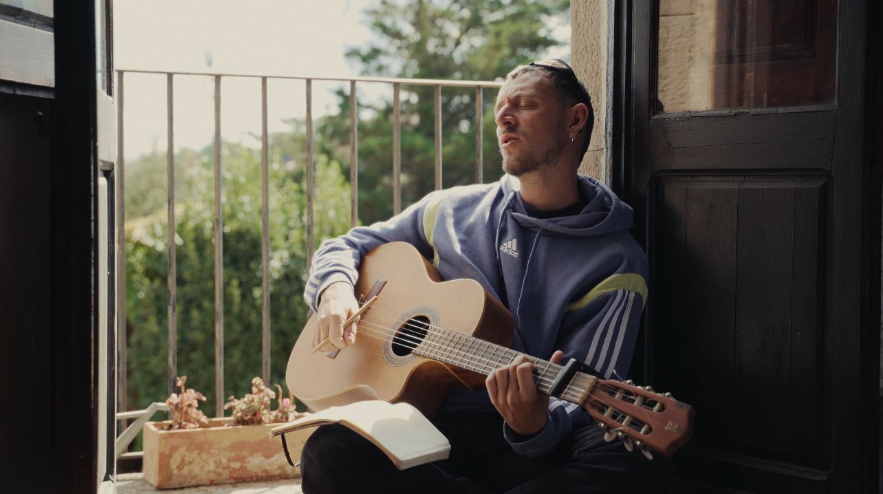 El cantautor santcugatenc Arnau Serrallonga publica 'Els dies que vindran'. FOTO: Cedida per Arnau Serrallonga