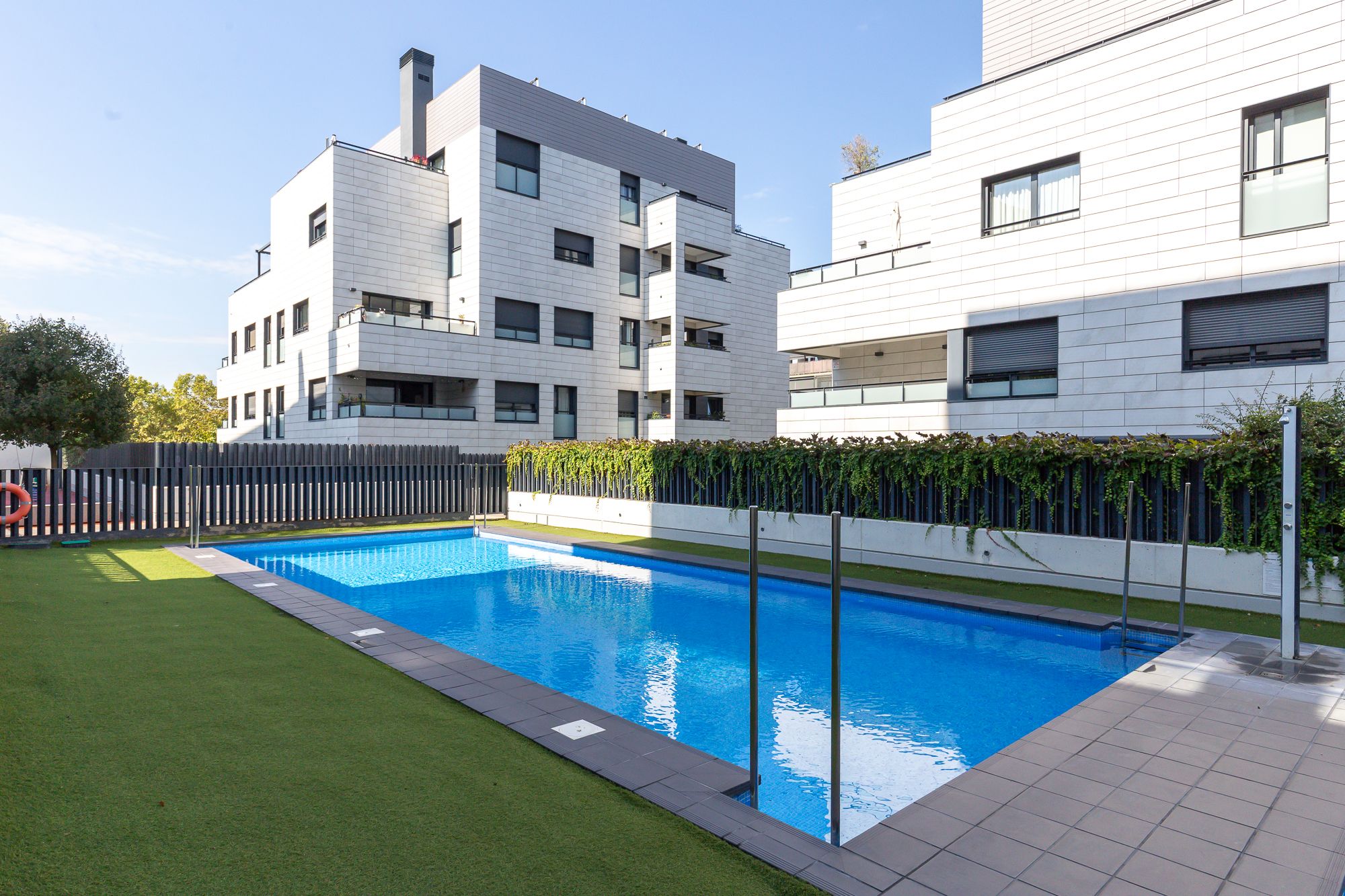 Piscina comunitària a la planta baixa de Volpelleres (Sant Cugat) disponible a AMAT Immobiliaris. FOTO: Cedida
