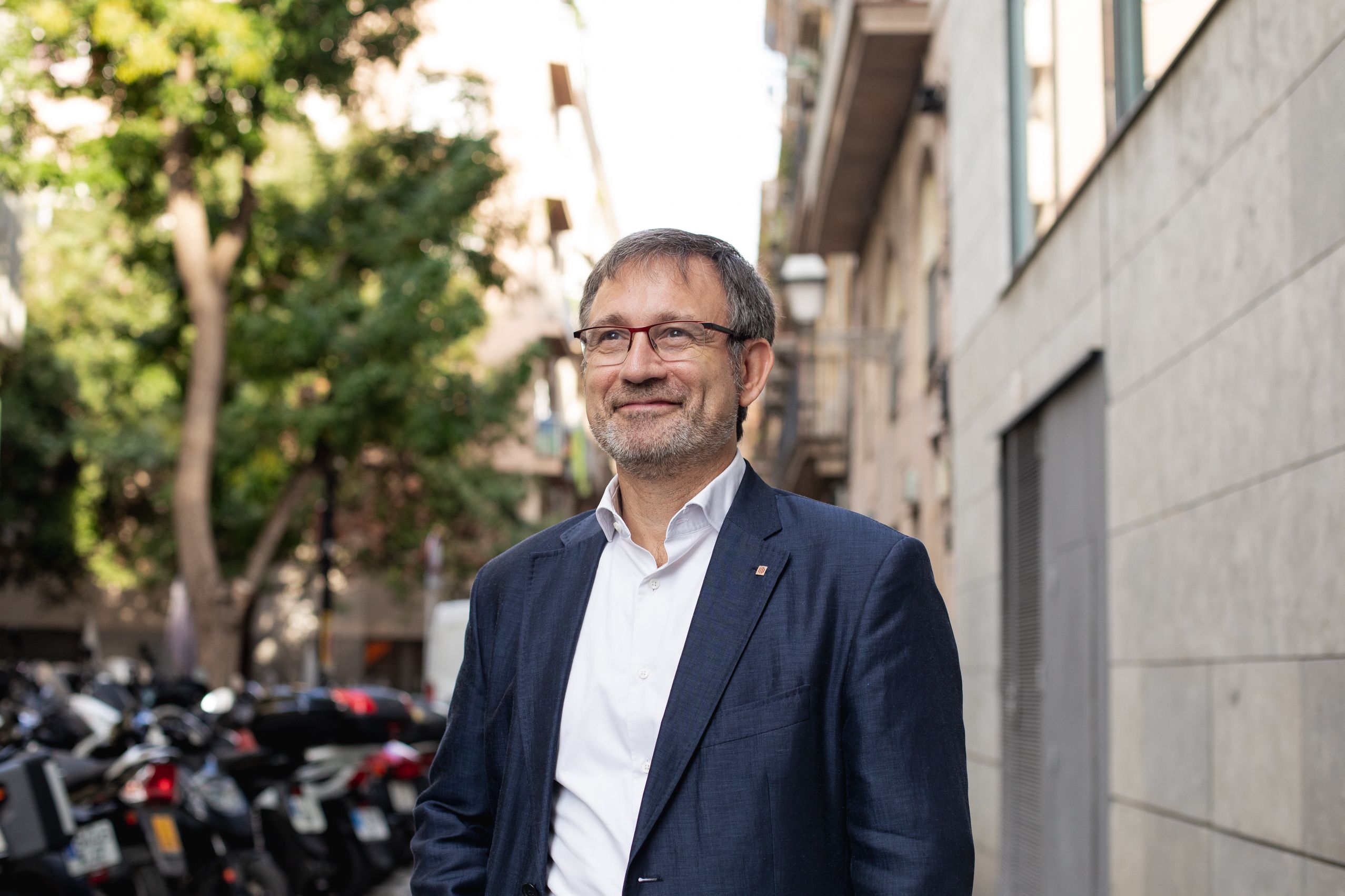 El conseller al costat de la seu del departament FOTO: Joana Ribas  (TOT Sant Cugat) 