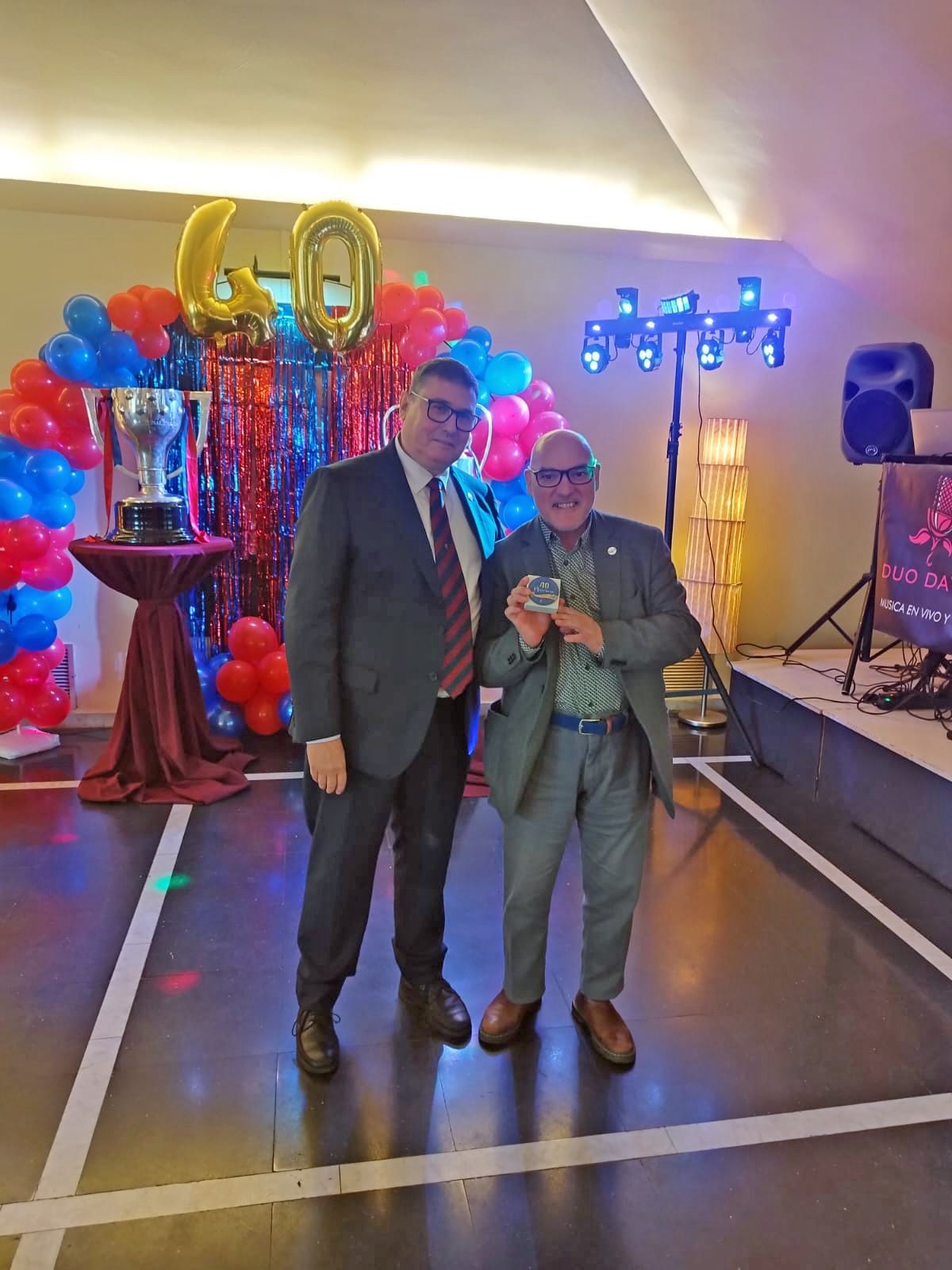 La Penya Blaugrana Sant Cugat, en el 40è aniversari de la PB Sant Adrià de Besòs. FOTO: Penya Blaugrana Sant Cugat