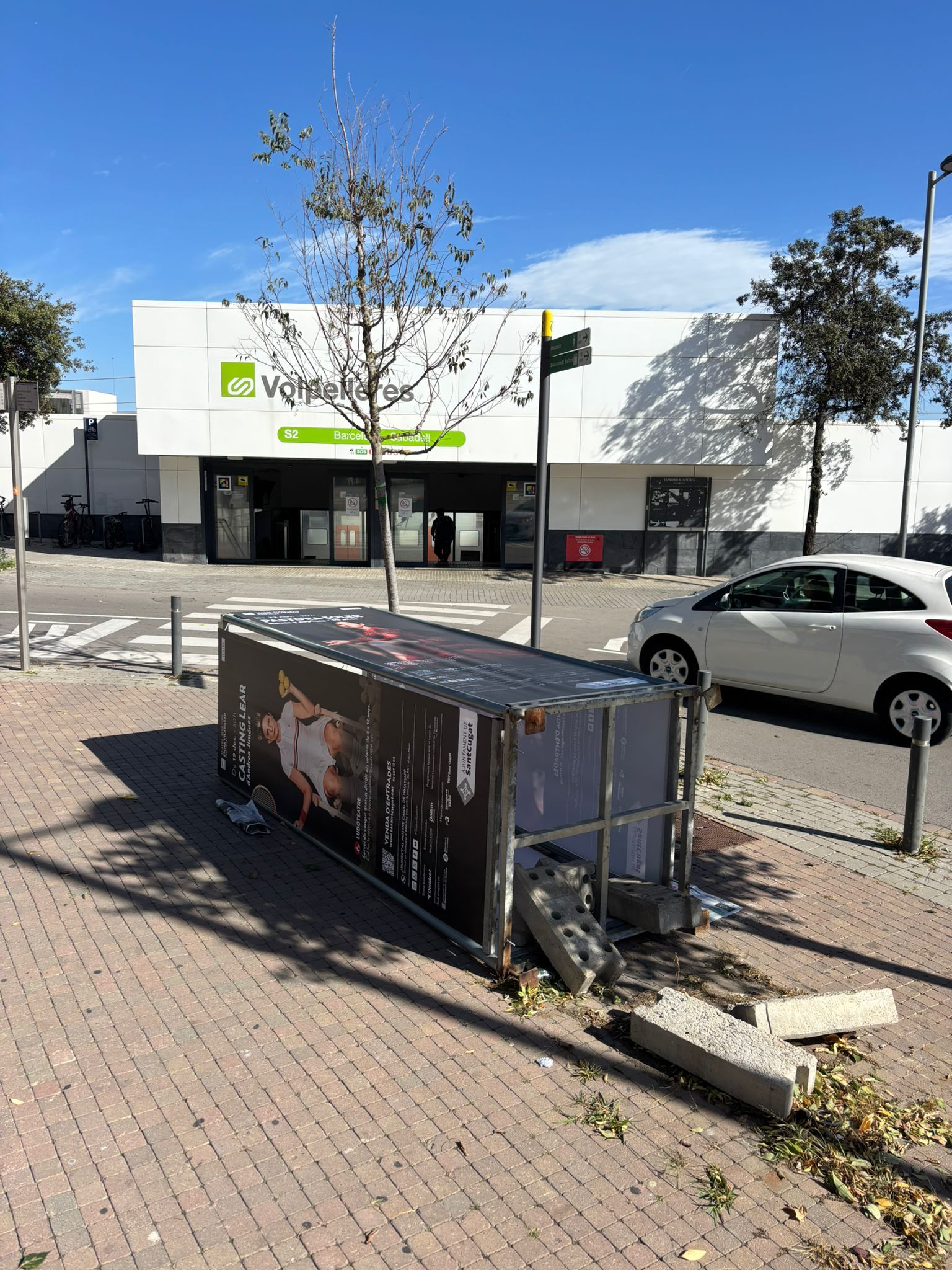  Un suport publicitari ha cedit pel vent davant de l'estació dels FGC de Volpelleres. FOTO: Cedida