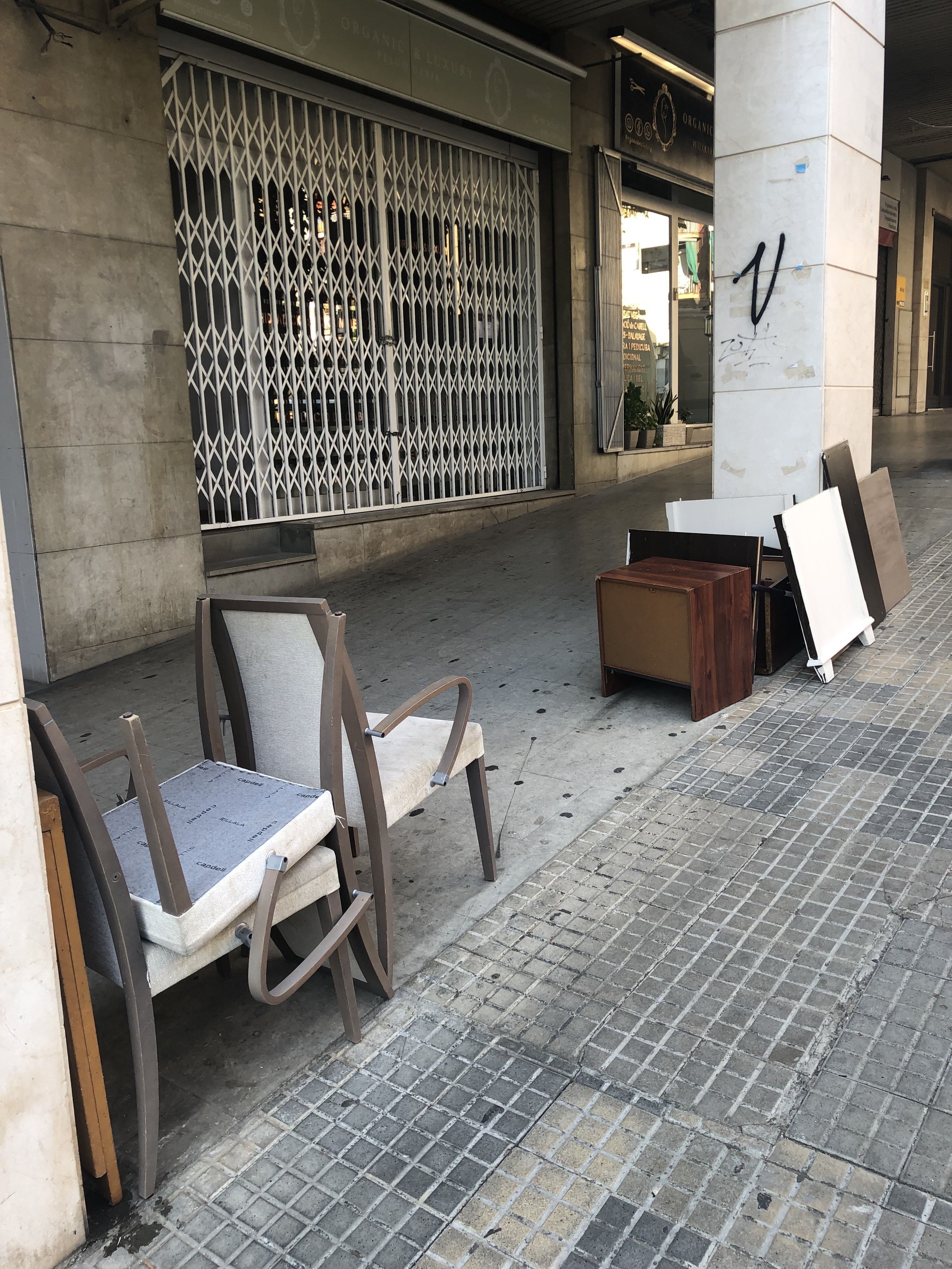 Voluminosos al carrer de Torreblanca. FOTO: Anna Pastor