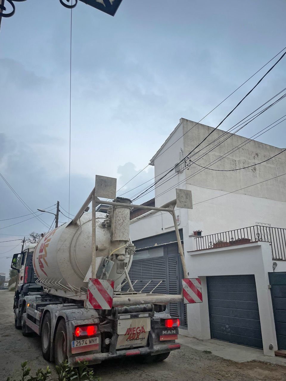 Més camions a la Colònia Oller. FOTO: Anna Marginet