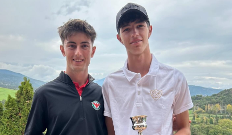 Eric Diaz (esquerra) i Nico Garcia (dreta), ambdós del Golf Sant Cugat, van ser primer i segon en el Campionat de Catalunya de Golf sub-18. FOTO: Cedida