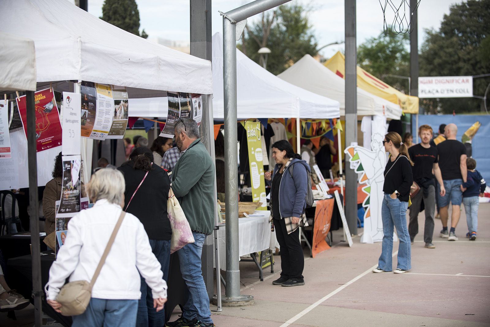 Fira d'entitats. FOTO: Bernat Millet.