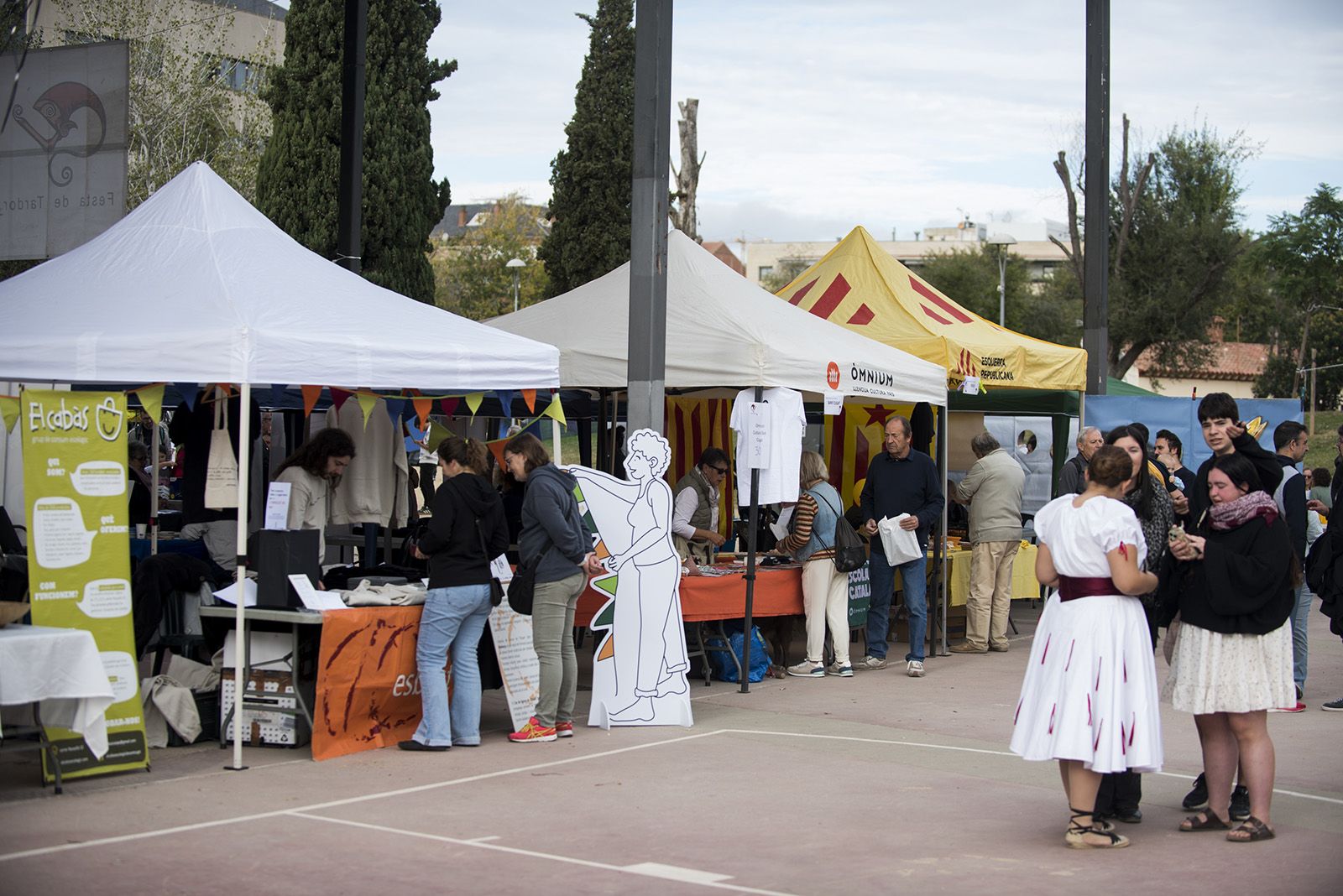 Fira d'entitats. FOTO: Bernat Millet.