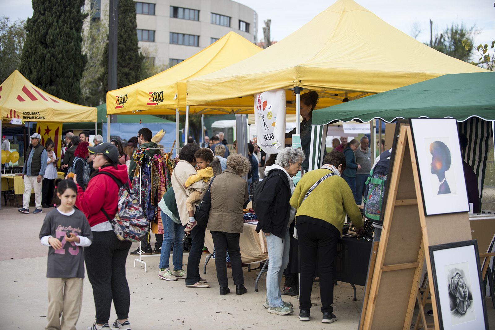 Fira d'entitats. FOTO: Bernat Millet.