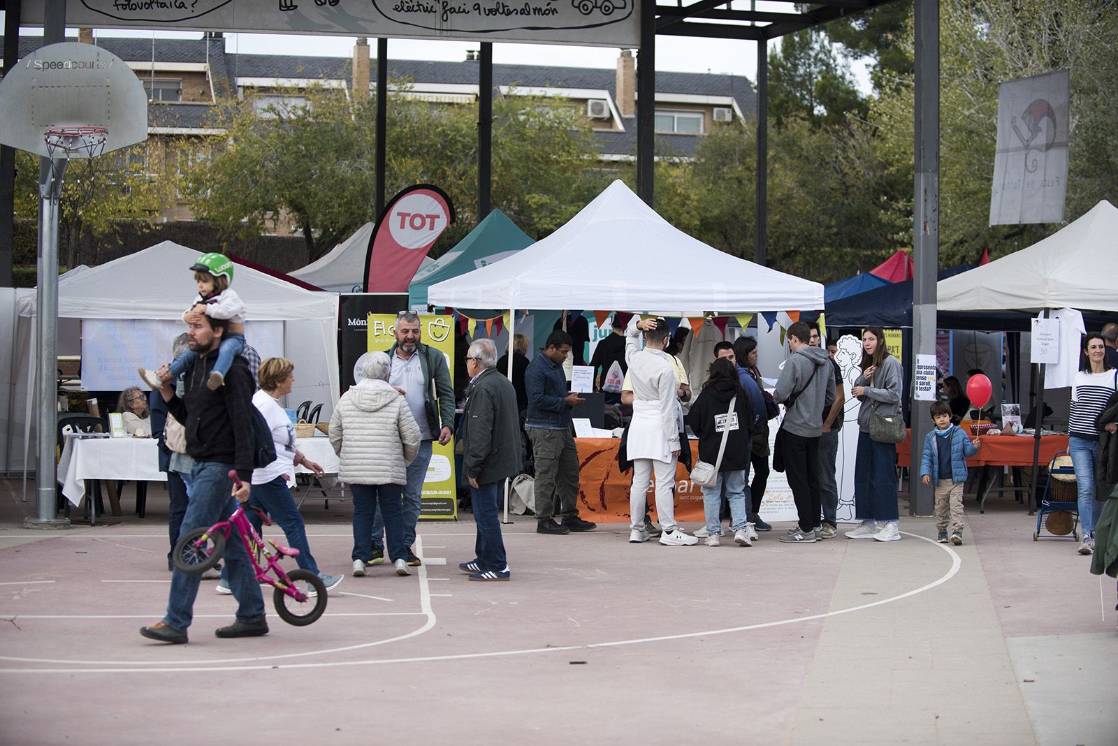 Fira d'entitats. FOTO: Bernat Millet.