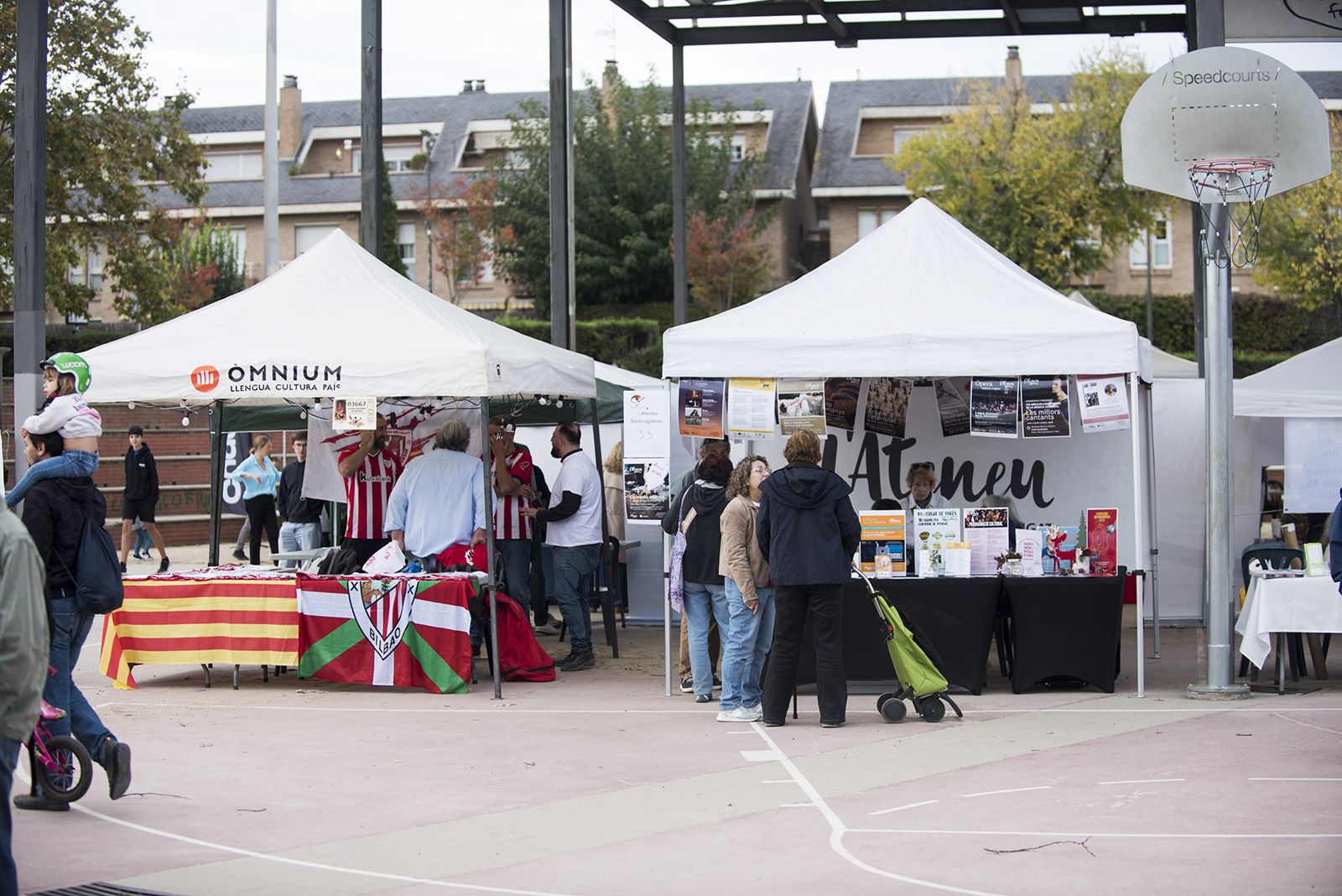 Fira d'entitats. FOTO: Bernat Millet.