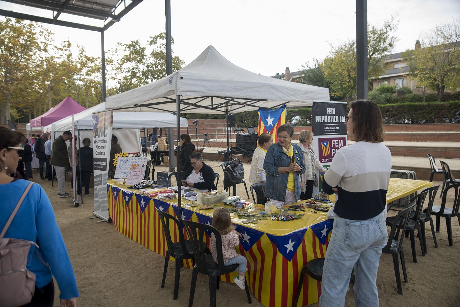 Fira d'entitats. FOTO: Bernat Millet.