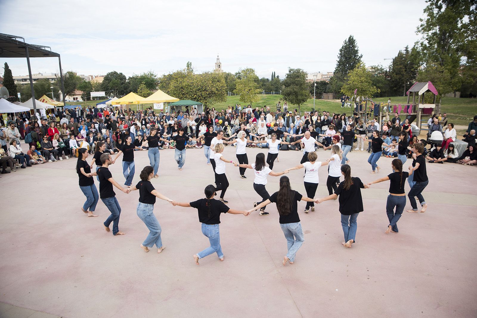 Ballada de Festa de Tardor de l'Esbart amb la col·laboració de l'Entitat Sardanista Sant Cugat. FOTO: Bernat Millet.