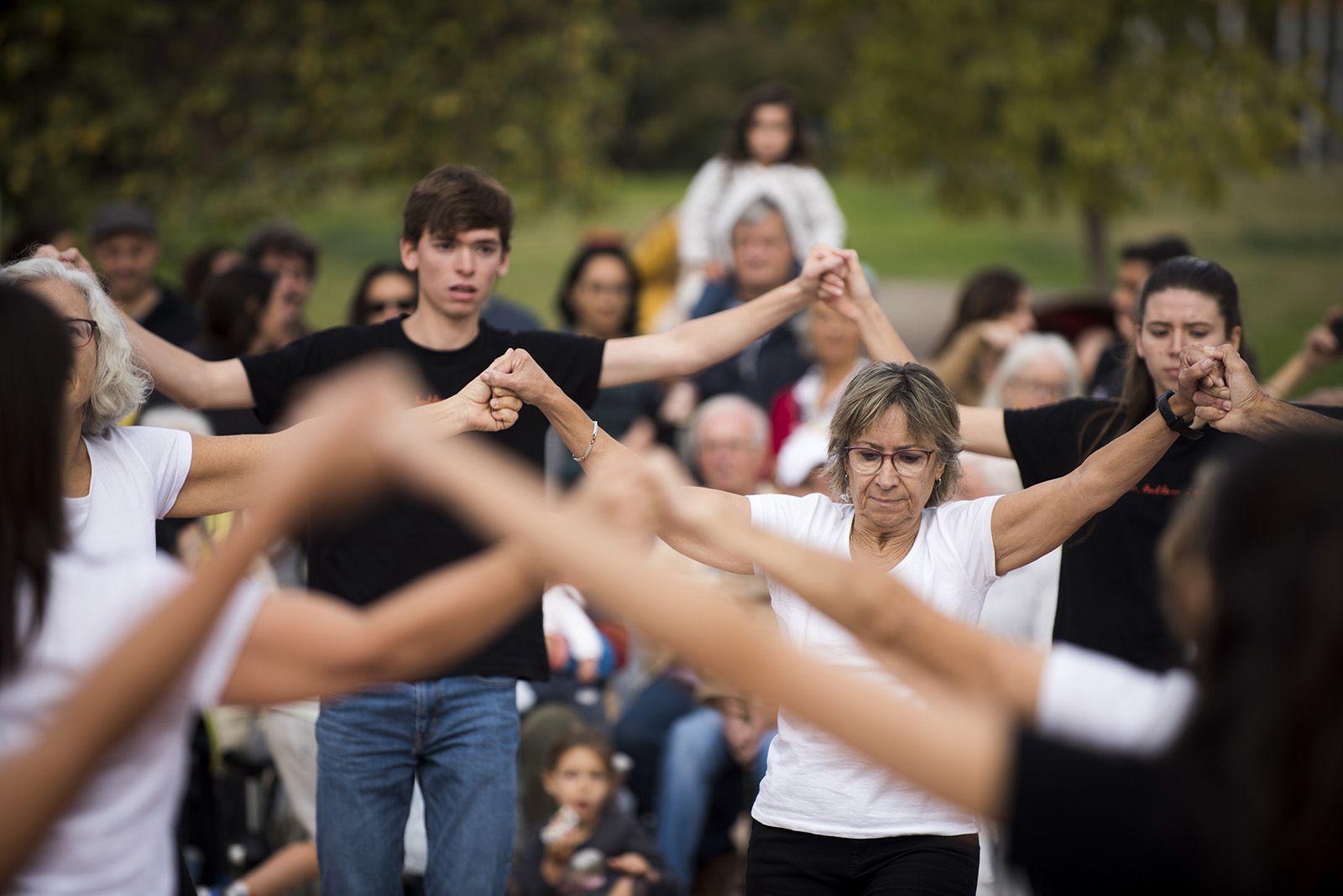 Ballada de Festa de Tardor de l'Esbart amb la col·laboració de l'Entitat Sardanista Sant Cugat. FOTO: Bernat Millet.