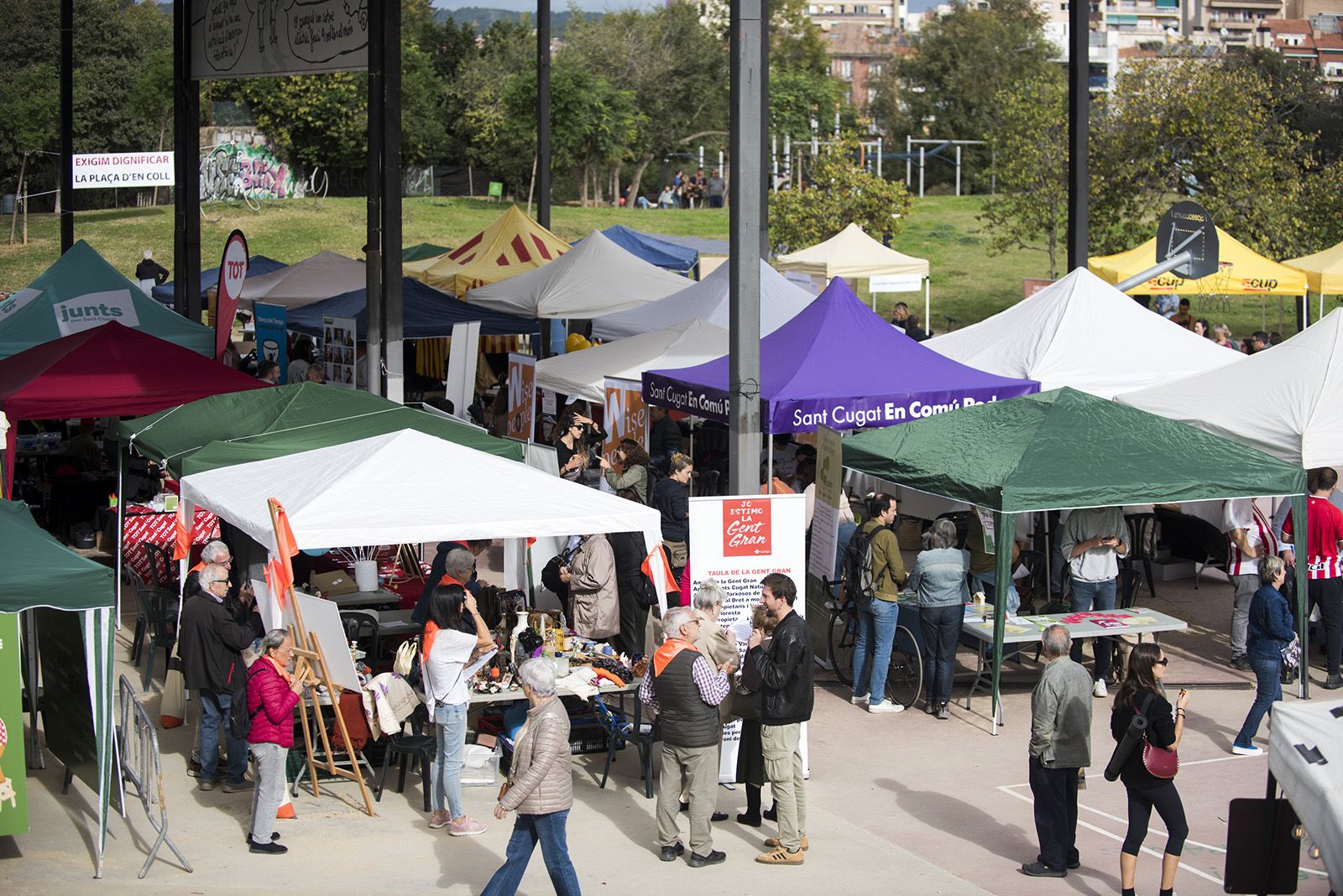 Fira d'entitats. FOTO: Bernat Millet.