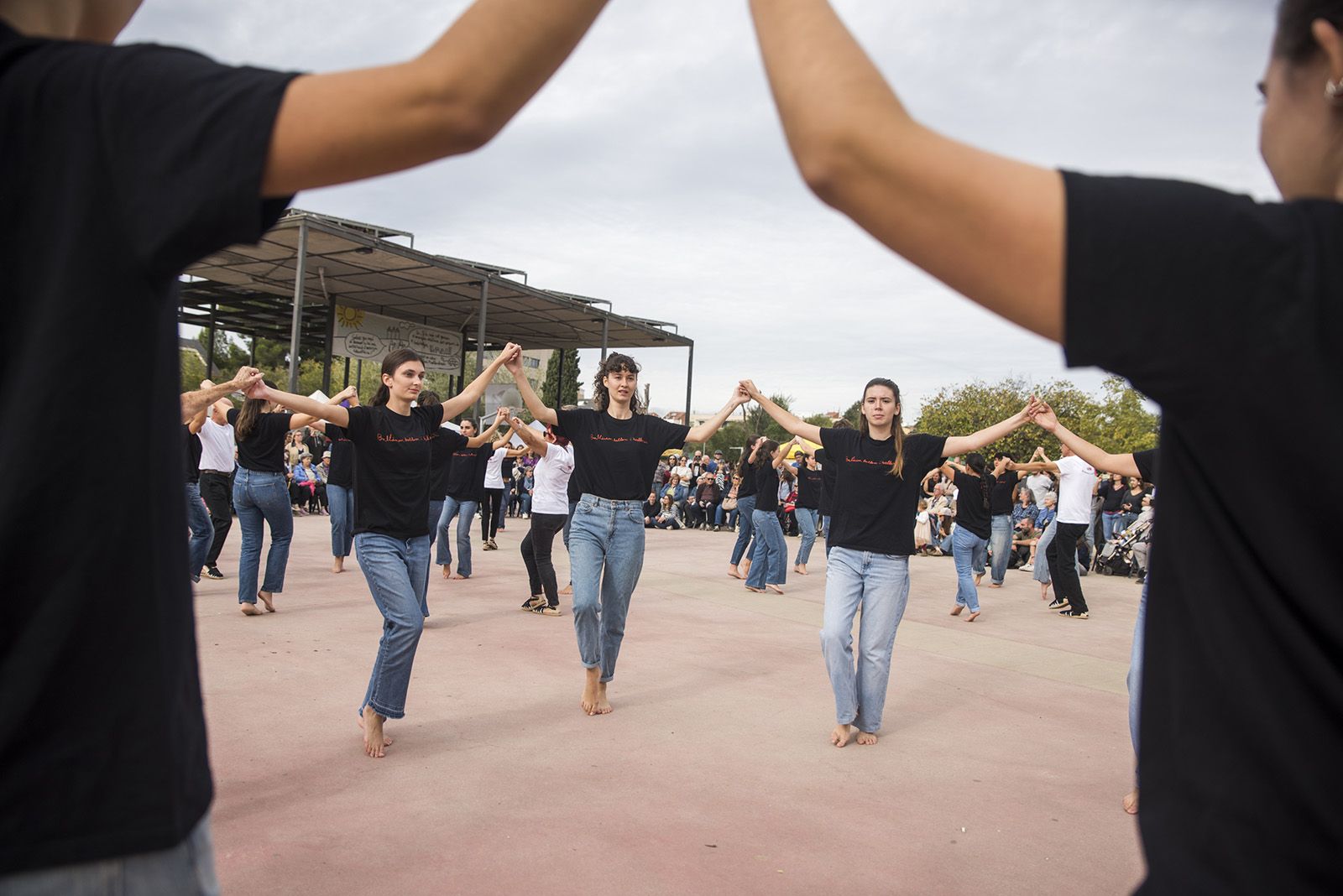 Ballada de Festa de Tardor de l'Esbart amb la col·laboració de l'Entitat Sardanista Sant Cugat. FOTO: Bernat Millet.