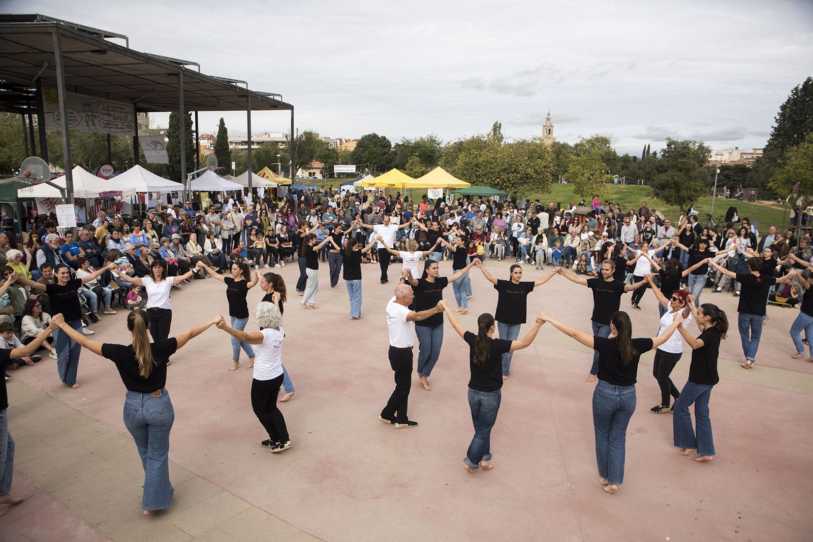 Ballada de Festa de Tardor de l'Esbart amb la col·laboració de l'Entitat Sardanista Sant Cugat. FOTO: Bernat Millet.