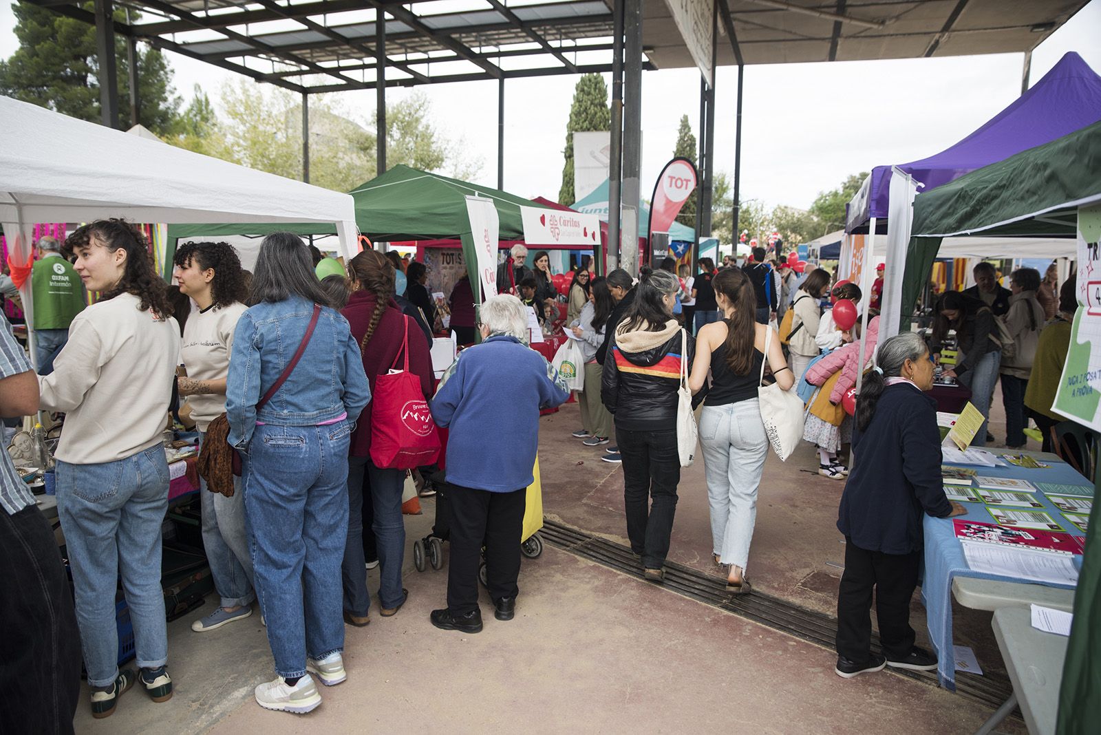 Fira d'entitats. FOTO: Bernat Millet.