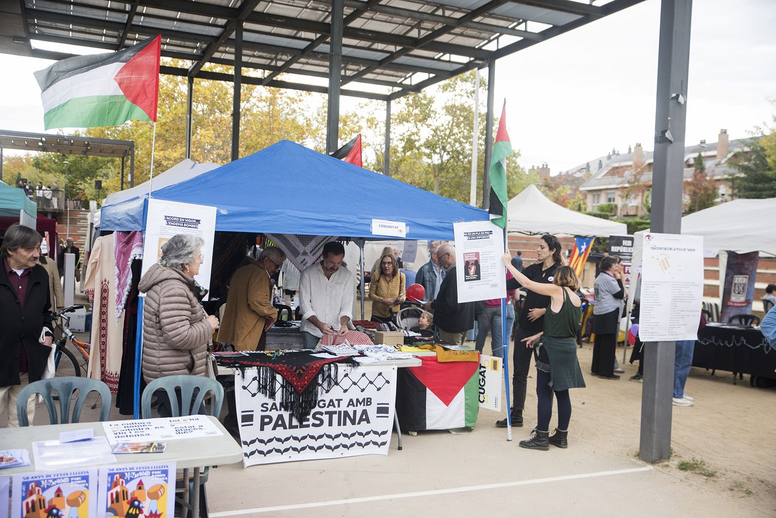 Fira d'entitats. FOTO: Bernat Millet.