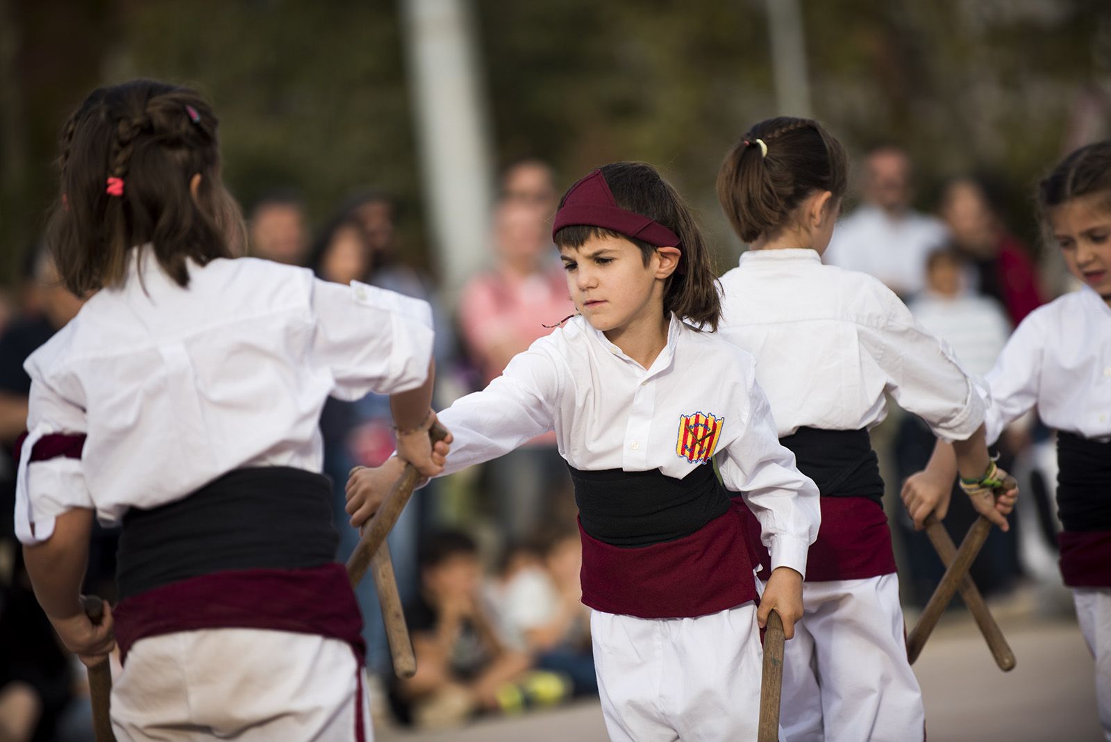 Actuació de ball de bastons. FOTO: Bernat Millet.