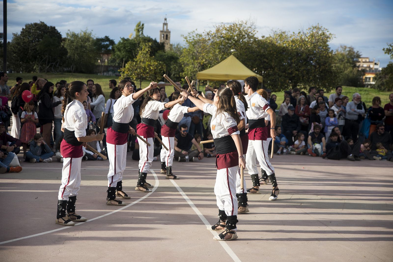 Actuació de ball de bastons. FOTO: Bernat Millet.