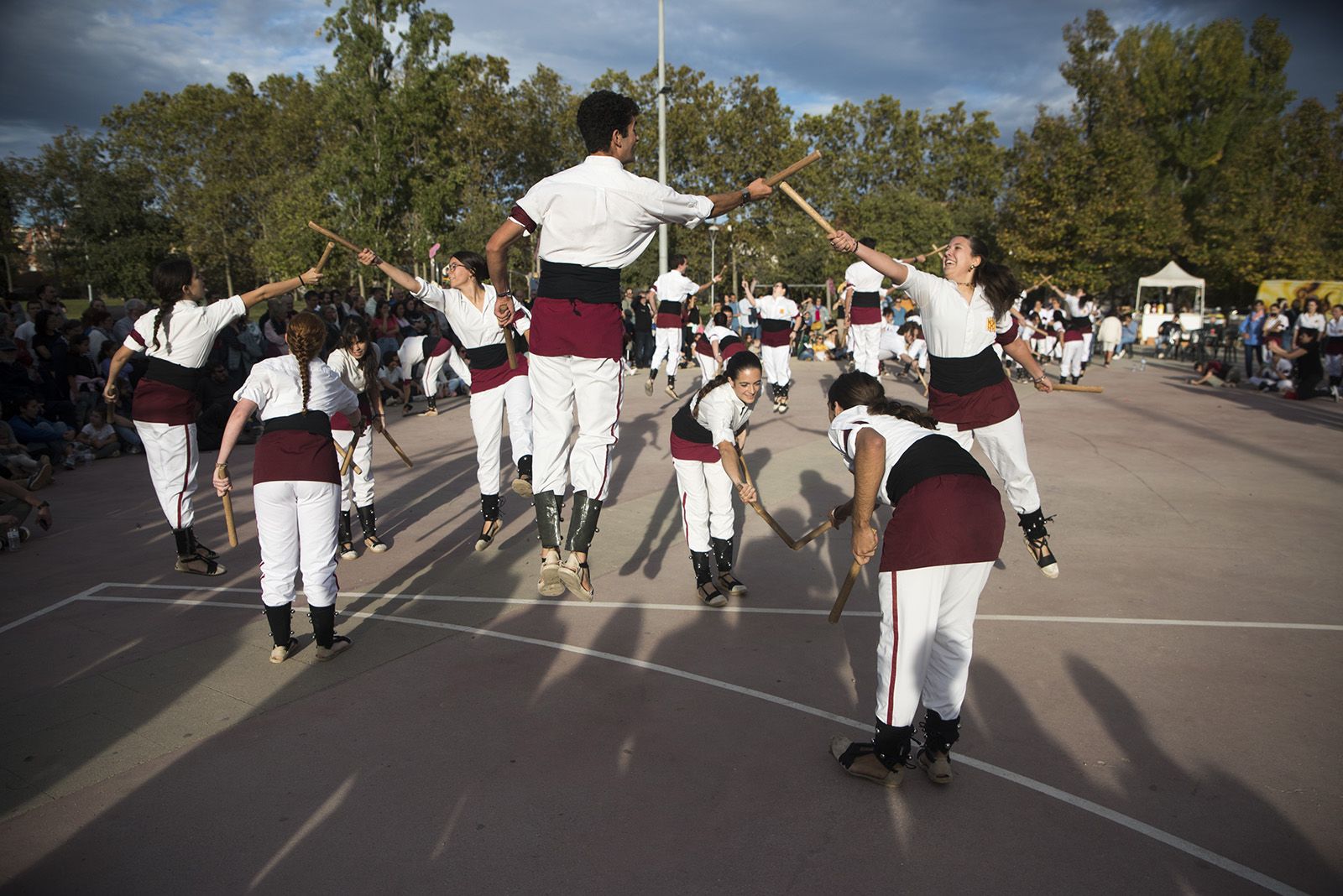 Actuació de ball de bastons. FOTO: Bernat Millet.