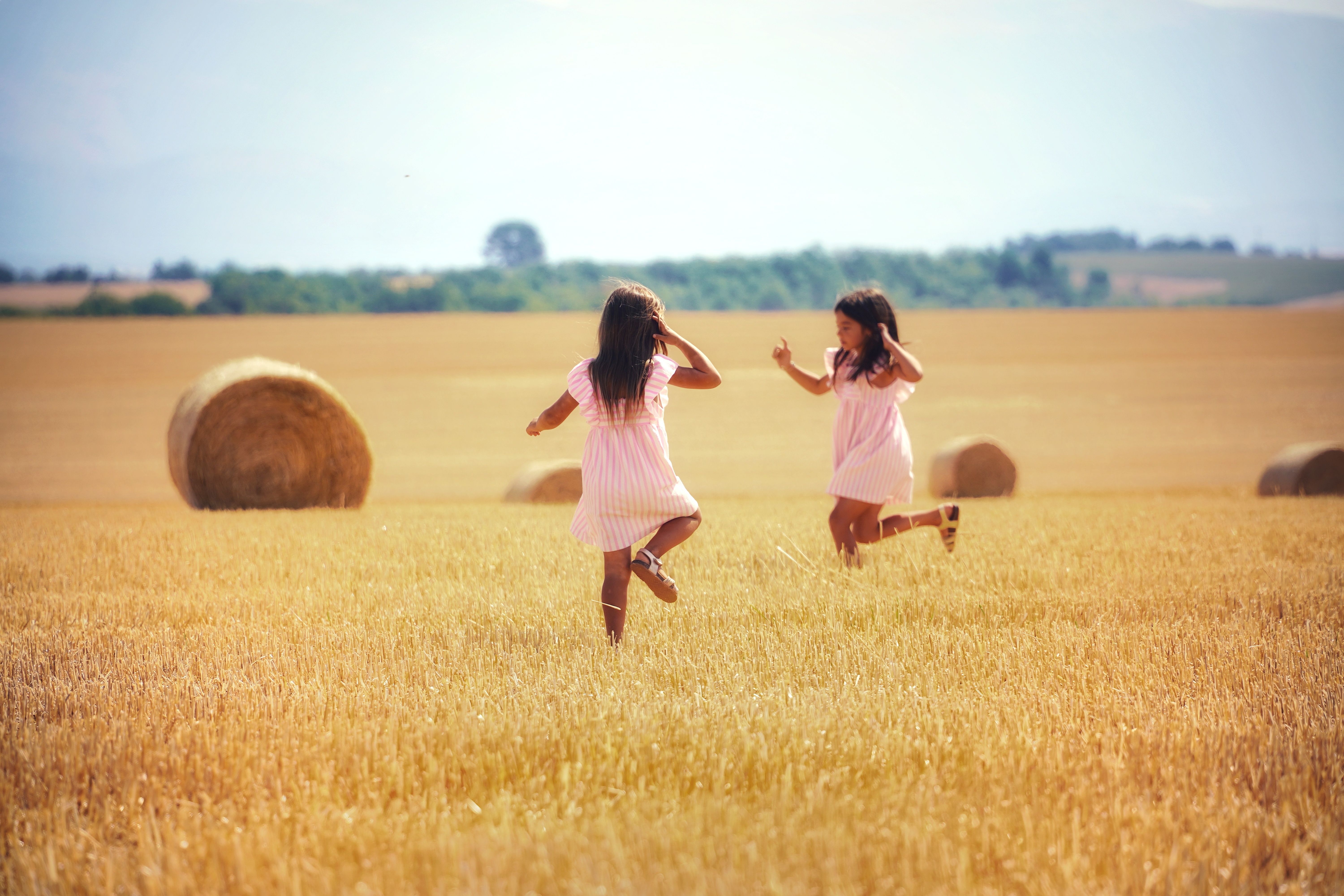 4t premi categoria temàtica general: 'Un sol gest, dues germanes' · Provença, França. FOTO: Eduard Nomen Galofre