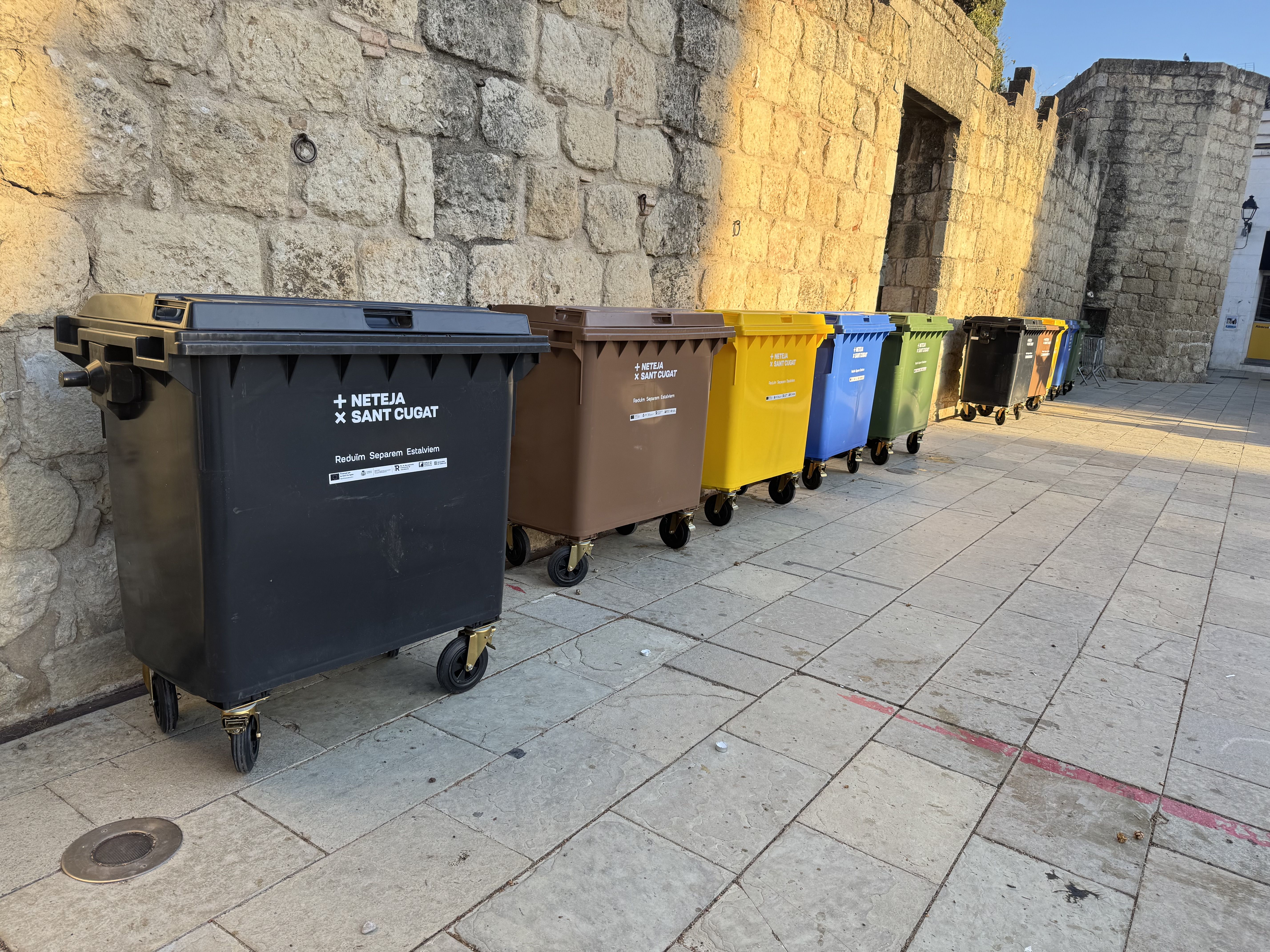 Contenidors provisionals a la plaça d'Octavià. FOTO: TOT Sant Cugat