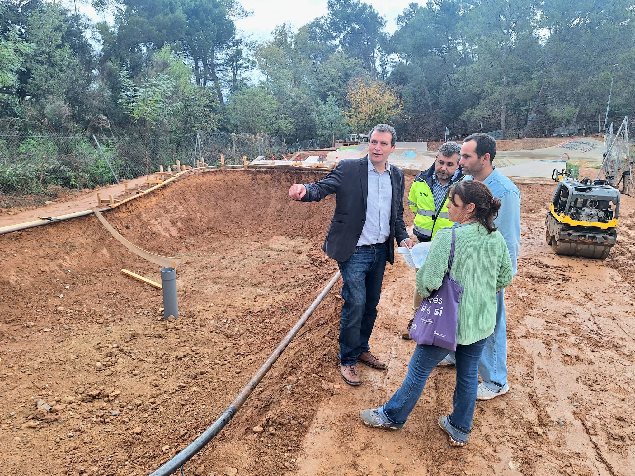 Construcció d'un bowl a l'skatepark de la Floresta. FOTO: Ajuntament
