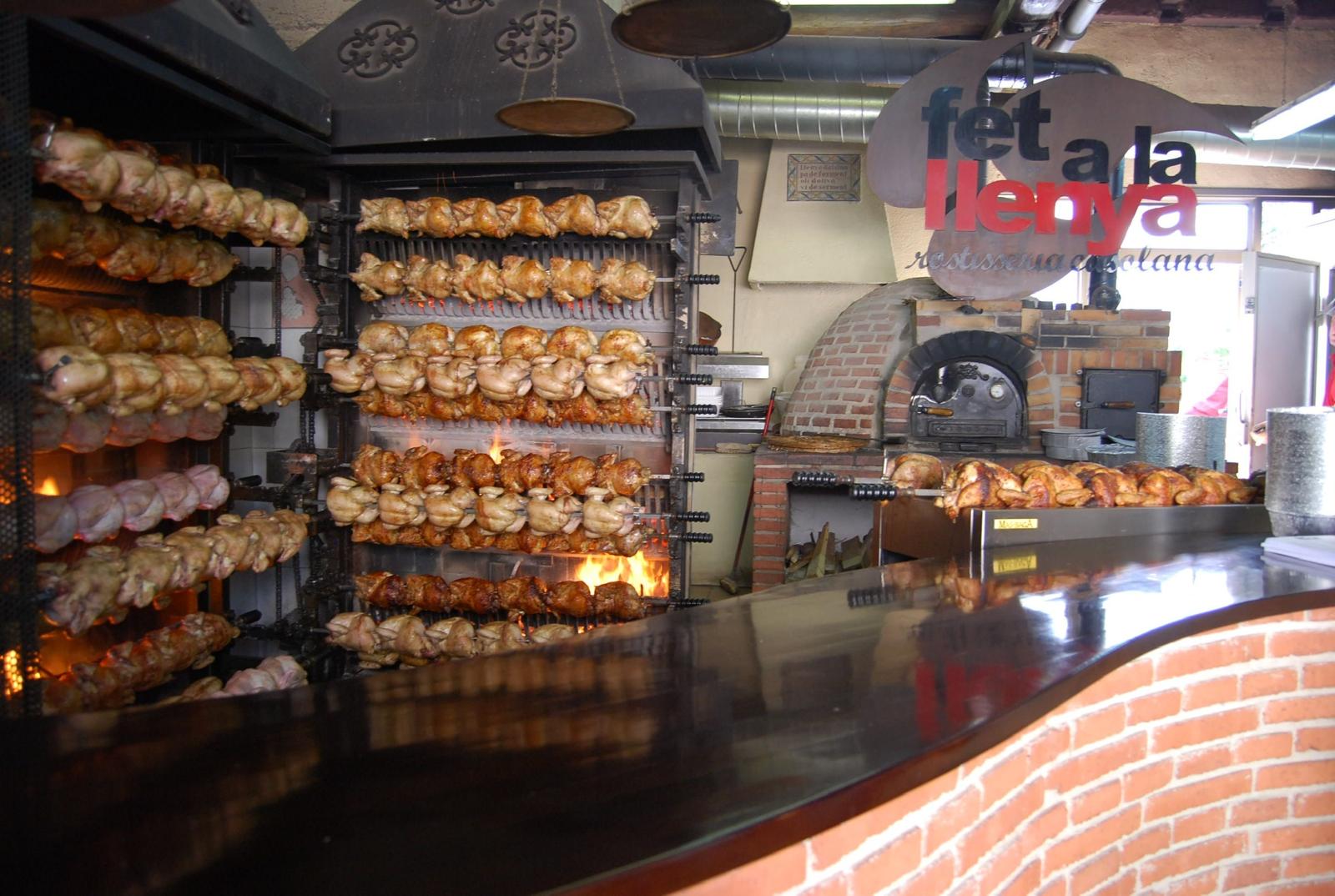 Els pollastres són alimentats amb blat de moro i cereals. FOTO: Cedida