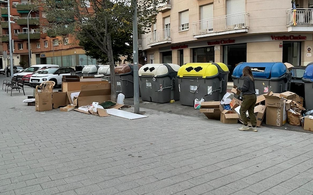 Contenidors a la rambla de Can Mora. FOTO: Cedida