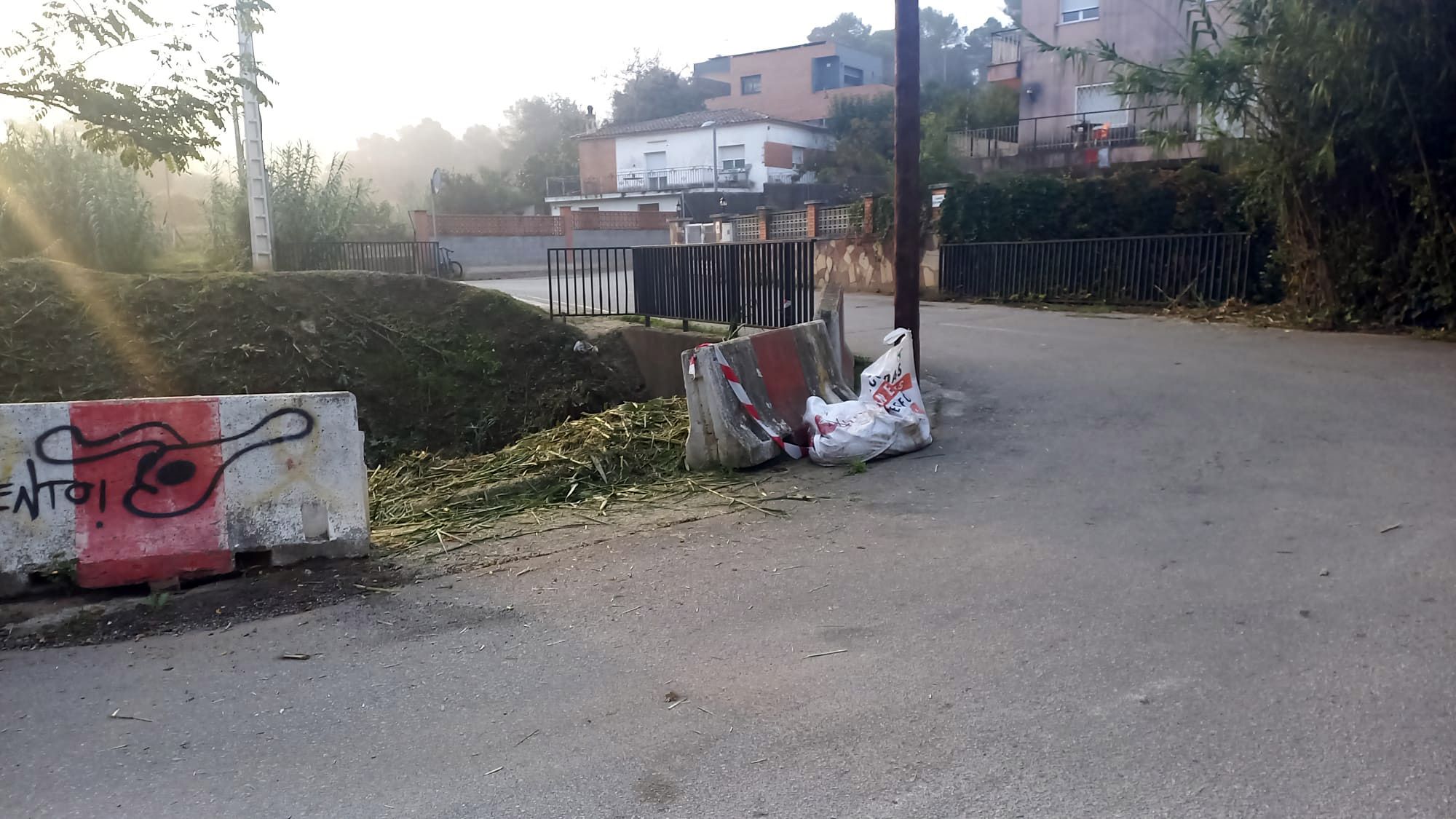 La riera que hi ha al carrer del Pont. FOTO: Cedida