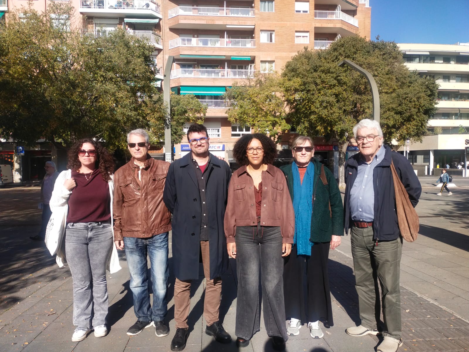 El portaveu d'En Comú Podem, Ramon Gutiérrez, i la diputada de Comuns-Sumar al Congrés Viviane Ogou, al centre de la imatge. FOTO: TOT