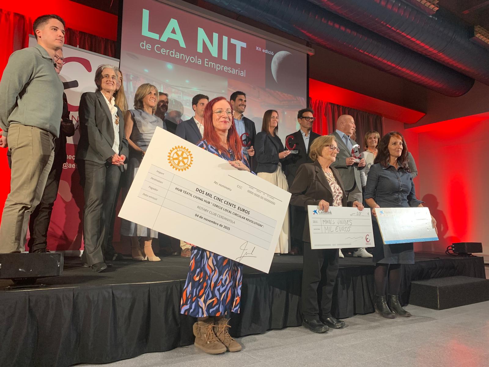 Foto de família dels premiats, en primer pla, Cristina Torres, premi Beca Rotary. FOTO: Judit Josa